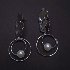 Rose Dusk Pearl Orbit Earrings - Image 3