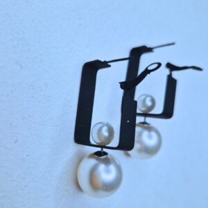 Elegant Duo Pearl Geometric Earrings - Image 3